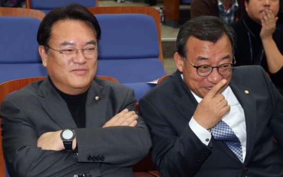 Saenuri’s pro-Park leaders resign en masse