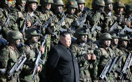 N. Korean leader using group photos to show off his hold on power: observers