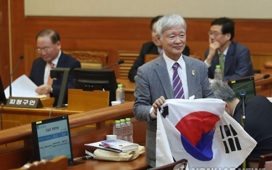 Park's lawyer holds up Korean flag at impeachment trial