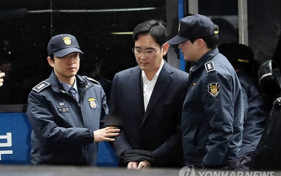 Jailed Samsung heir questioned again in corruption probe