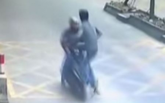 (영상) 휴대폰 도둑에게 ‘발차기’ 날린 男