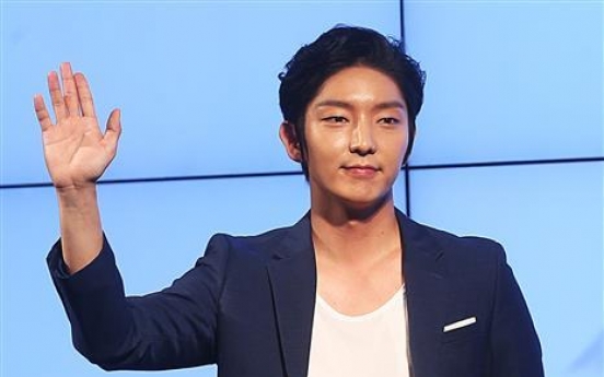 Actor Lee Joon-gi belts out songs for Singaporean fans