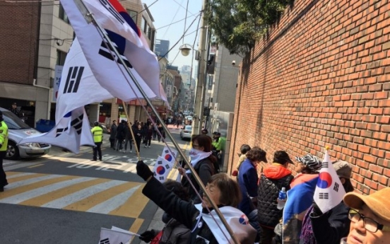 [From the Scene] Die-hard loyalists guard Park’s home