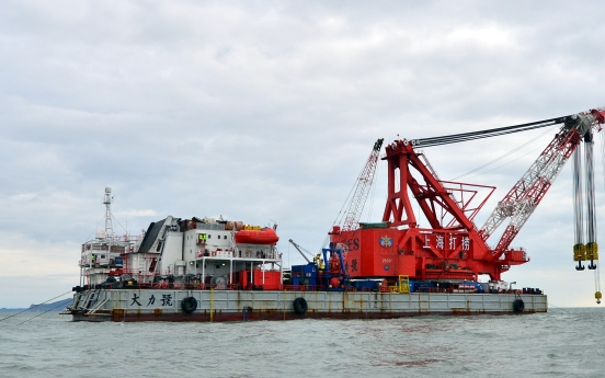 Sunken Sewol ferry to be lifted in early April: ministry