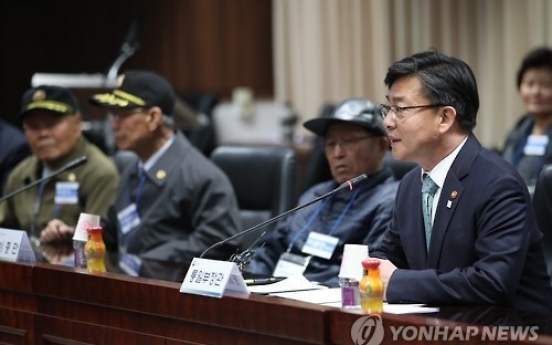 Unification minister holds rare meeting with former POWs