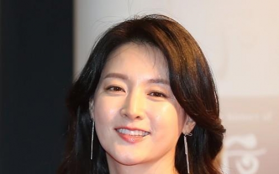 Actress Lee Young-ae donates to local hospital