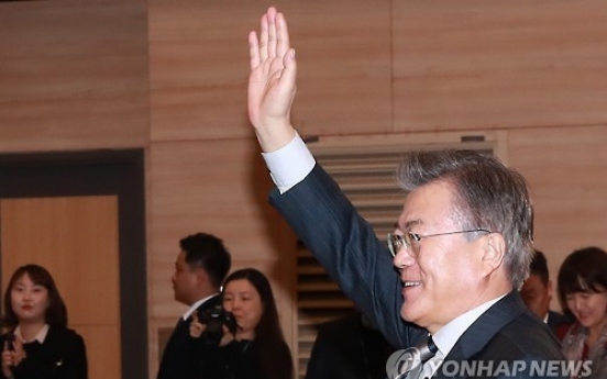 Moon widens lead after acting president bows out