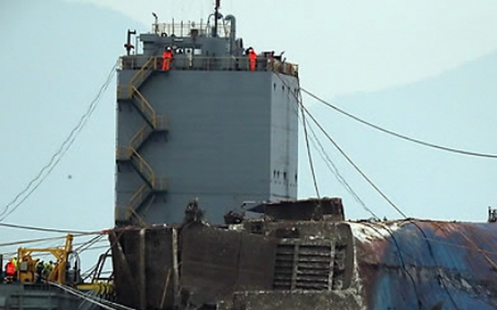 Salvage effort to raise Sewol ferry enters critical phase