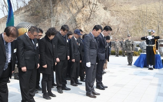 Political parties pay tribute to fallen soldiers on anniv. of warship sinking