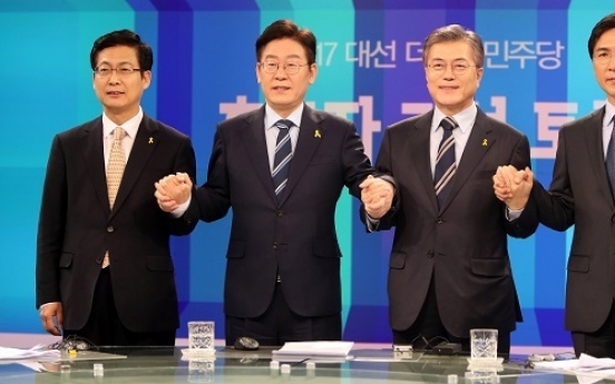 Moon leads presidential poll for 12th week