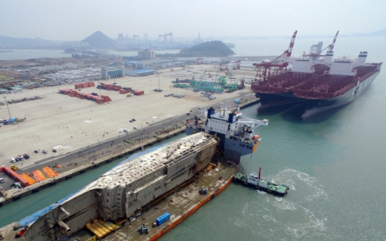 Sewol ends final voyage, arrives at Mokpo Port