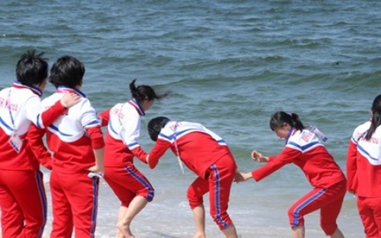 What tensions? N. Korean hockey players enjoy downtime in S.Korean seaside city