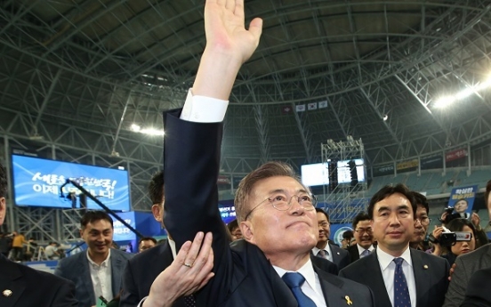 Moon's camp takes issue with unfavorable survey result