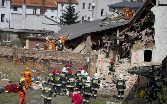 Polish PM vows aid to survivors of apartment collapse