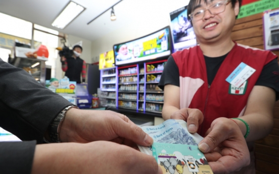 Credit card use surpasses cash at convenience stores