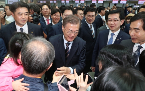 President Moon orders singing of 'liberal' song, end to state textbooks