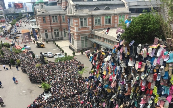 30,000 shoes form ‘tree’ on Seoul overpass