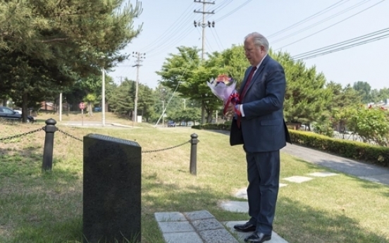 US official honors Korean soldier killed in Afghanistan