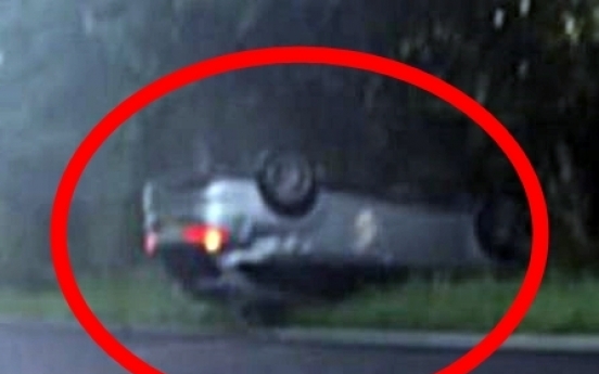(영상) 운전 도중 기절… 아찔한 차량 전복 사고
