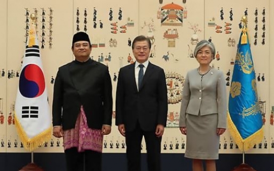 Korean president greets five new foreign envoys in Seoul