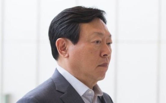 Lotte chief stresses investment for lucrative biz