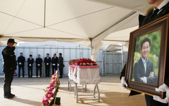 Funeral held for Sewol ferry’s heroic teacher victim