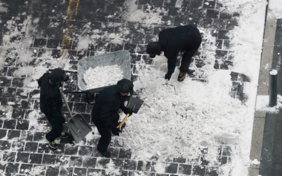 Snow deters traffic in Seoul