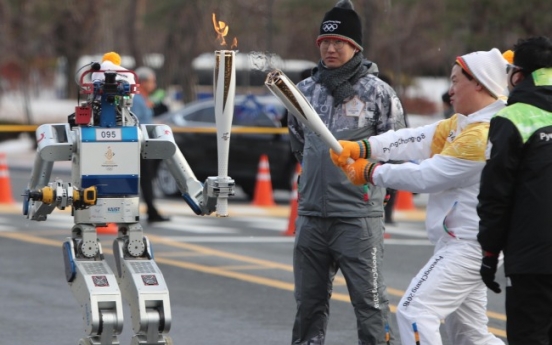 [Photo News] KAIST’s humanoid robot carries 2018 PyeongChang Olympics torch