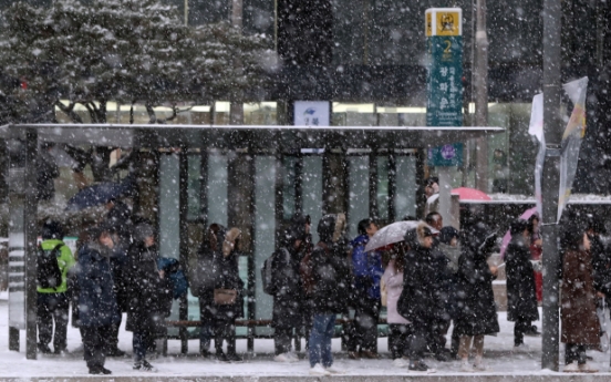 Flights delayed, roads blocked for safety control in Seoul amid heavy snow warning