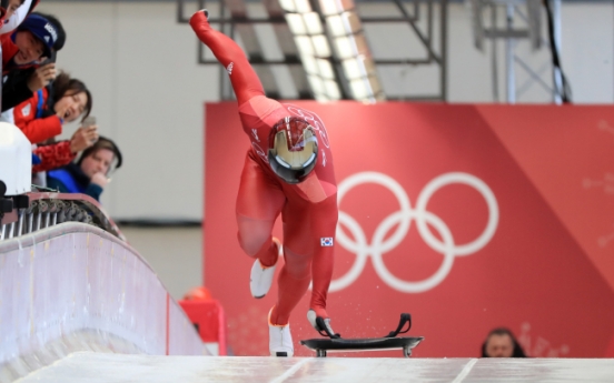 [Photo News] South Korean Olympic skeleton racer Yun Sung-bin takes off