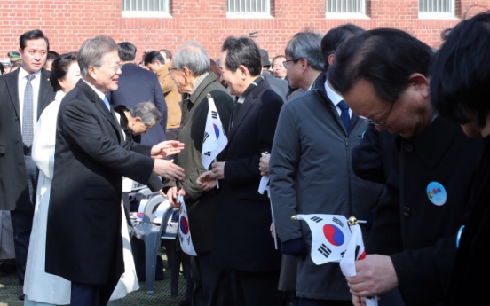 [Photo News] Intentional snub? Opposition party chief cuts in front of President Moon