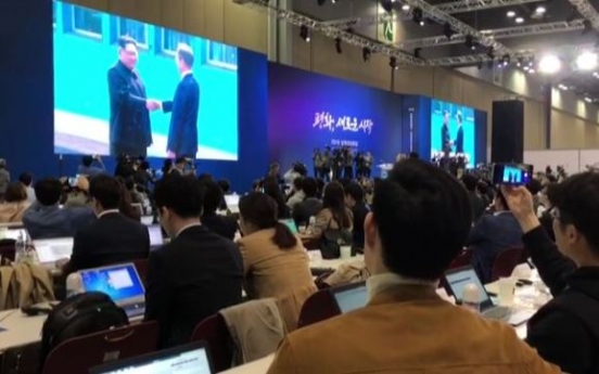 [Video] Main press center erupts into applause as inter-Korean summit kicks off