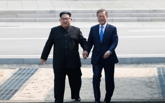 [Breaking] Moon greets NK leader as he crosses border into South