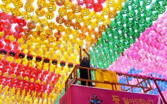 [Photo News] Temples don resplendent colors for upcoming ‘Buddha’s Birthday‘