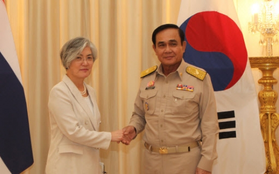 FM Kang Kyung-wha, Thai PM discuss tighter cooperation between S. Korea, ASEAN