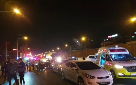 1 dead, 3 injured in multiple-vehicle collision on Gyeongin Expressway