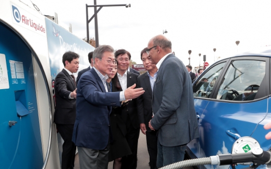 President Moon test rides Hyundai Nexo FCEV in Paris