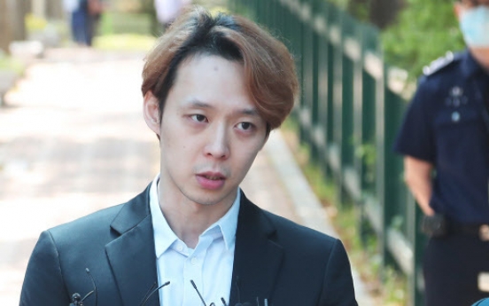 [Newsmaker] ‘Park Yoo-chun invited police officers home while under probe’