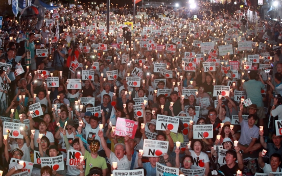 Koreans hold candlelight vigil to protest Abe government