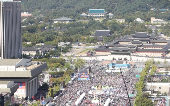 Conservatives dominate central Seoul, demand resignations of Moon, Cho