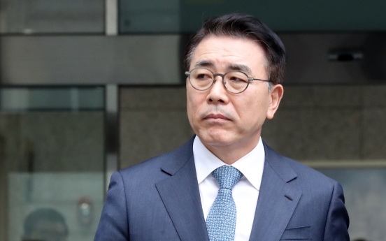 Shinhan chief gets suspended sentence over influence-peddling charges