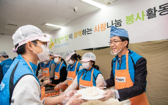 Eximbank employees volunteer at soup kitchen