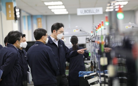 Samsung heir visits smartphone plant in Gumi