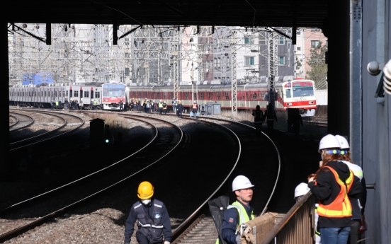 Subway train derails in Seoul, delaying services