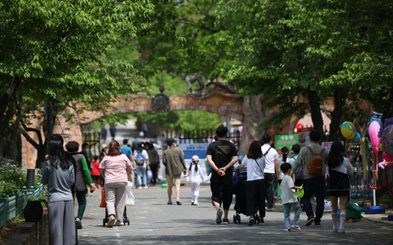 Early summer-like weather continues in S. Korea