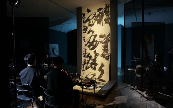 Gugak performed against backdrop of Korean calligraphy show