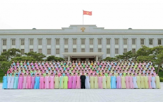 NK leader holds photo session with families of army after attending performance