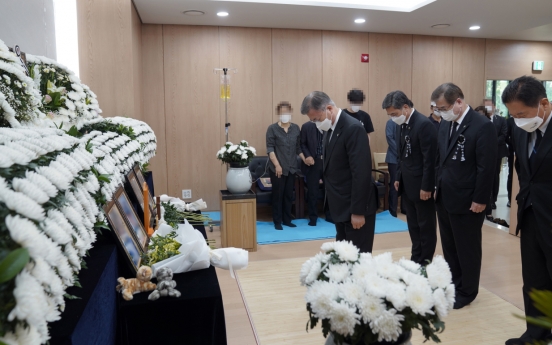 [Newsmaker] Moon visits funeral home of sex assault victim in military