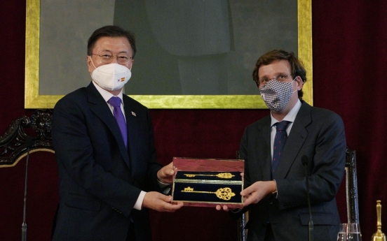 Moon given 'golden key' in Spain visit