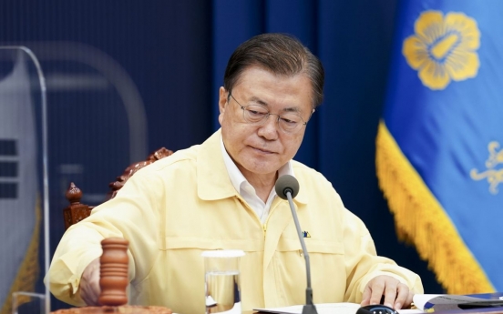 Moon reprimands officials for problems in vaccine reservation system: Cheong Wa Dae